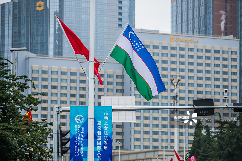 青岛:上合峰会开幕在即 街头悬挂成员国国旗