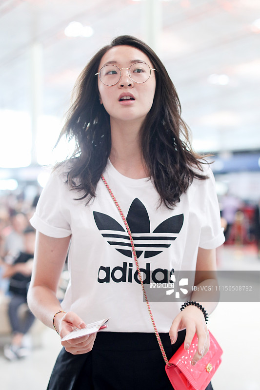 惠若琪街拍:Adidas白T恤短裙 Chanel果冻包大