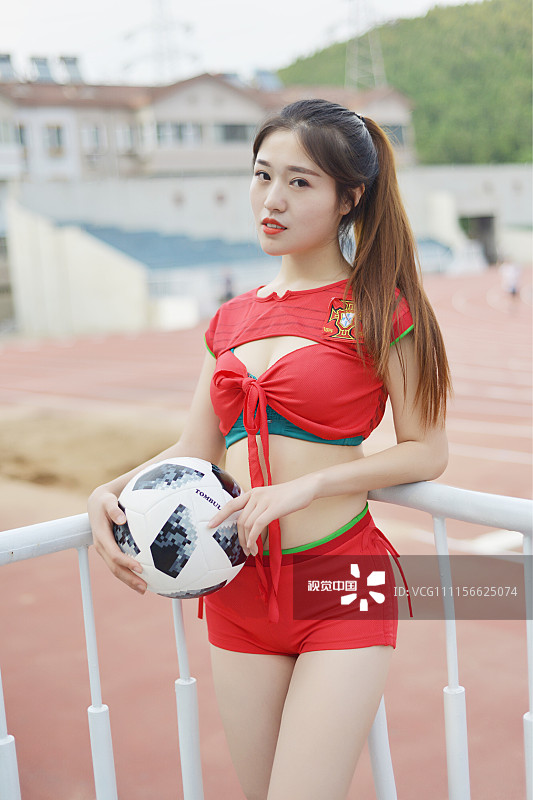 2018世界杯:足球宝贝拍摄写真 性感着装秀美腿