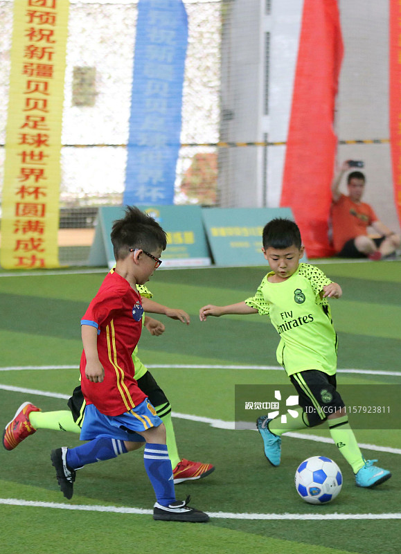 踢球吧少年 首届新疆少儿足球世界杯总决赛在