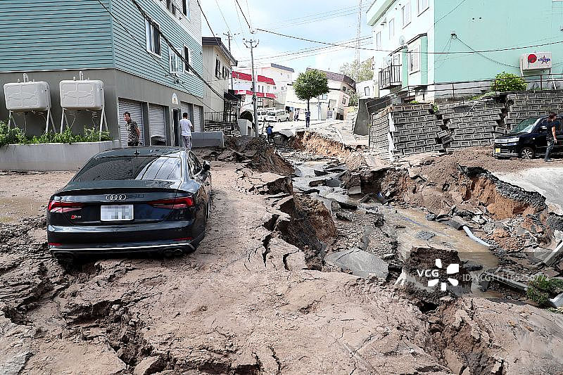 日本北海道发生地震 大地塌陷土壤疑似液化吞噬车辆