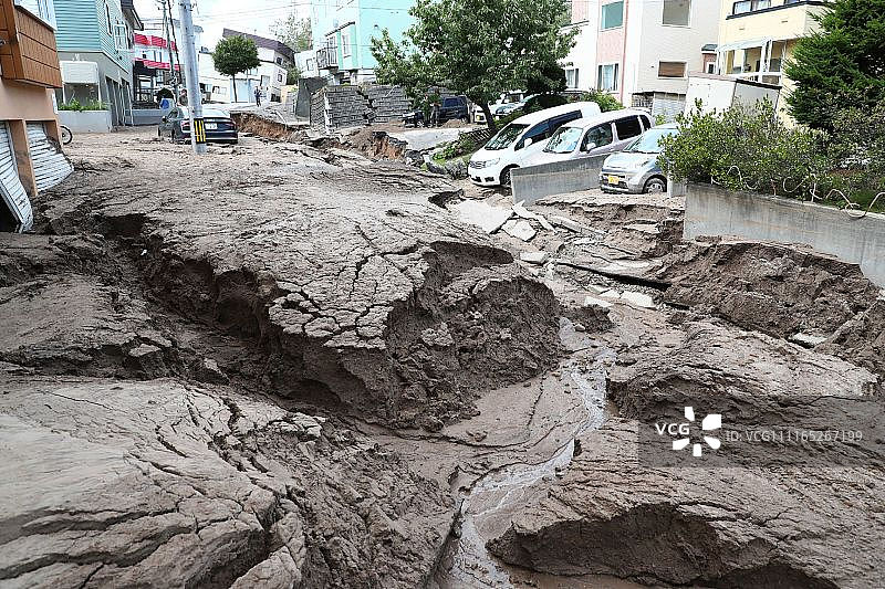 日本北海道发生地震 大地塌陷土壤疑似液化吞噬车辆