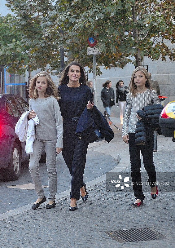 西班牙王后莱蒂齐亚送俩女儿学芭蕾优雅出街 