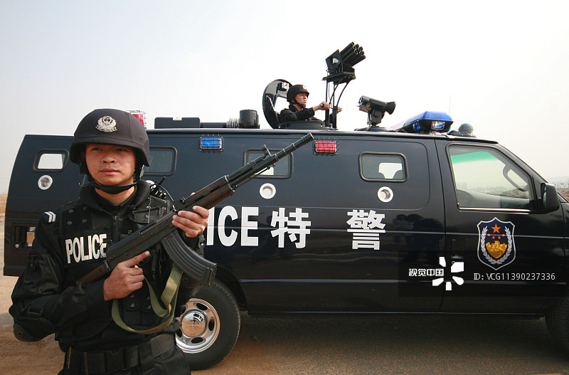 南京: 为 特警 配备 的" 福特 e-350 " 防暴 运兵车 正式 亮相