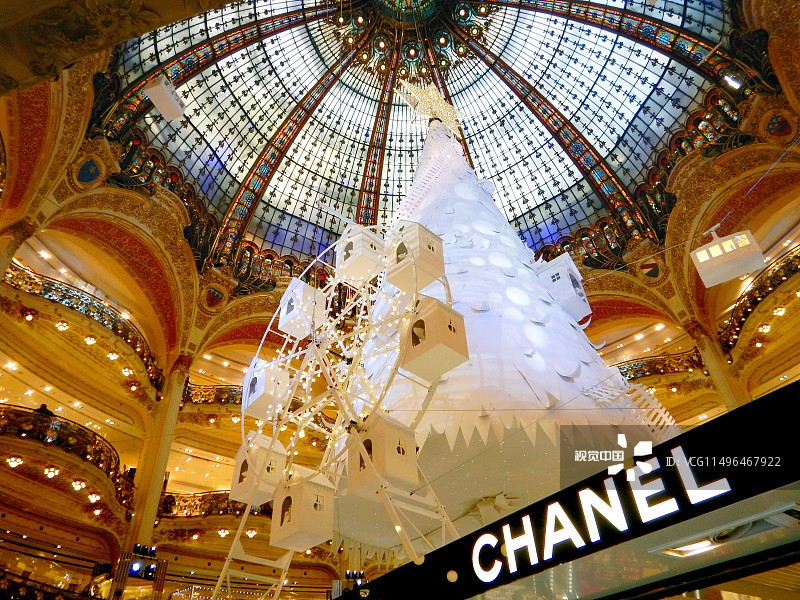 法国巴黎:圣诞打折季到来 大批华人前往老佛爷