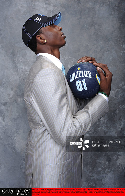 09\/10赛季NBA选秀:新秀携印有球衣号码篮球拍